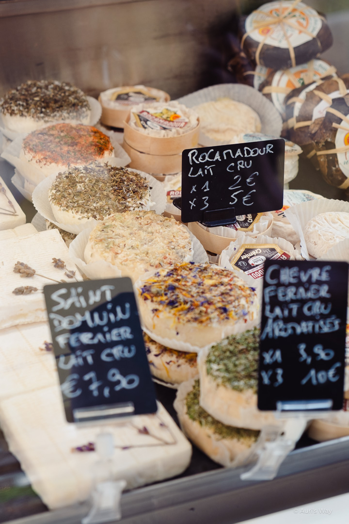 Petits fromages de producteurs locaux derrière la vitrine d'un poste au marché d'Aix en Provence.