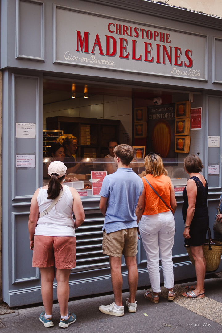 Clients faisant la queue devant les Madeleines de Christophe à Aix-en-Provence, l'une des meilleures adresses d'Aix pour manger des madeleines.