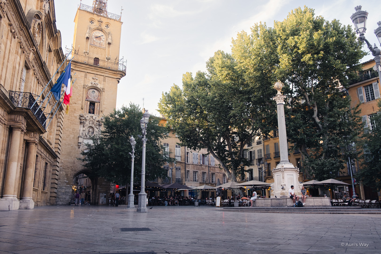La Place de l'Hôtel de ville à Aix en Provence, déserte en fin d'après midi.