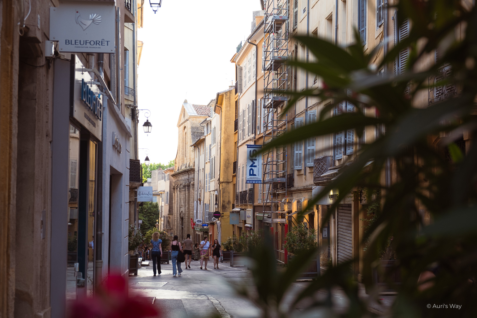 Vue de la rue Espariat à Aix-en-Provence, l'une des principales rues commerçantes.