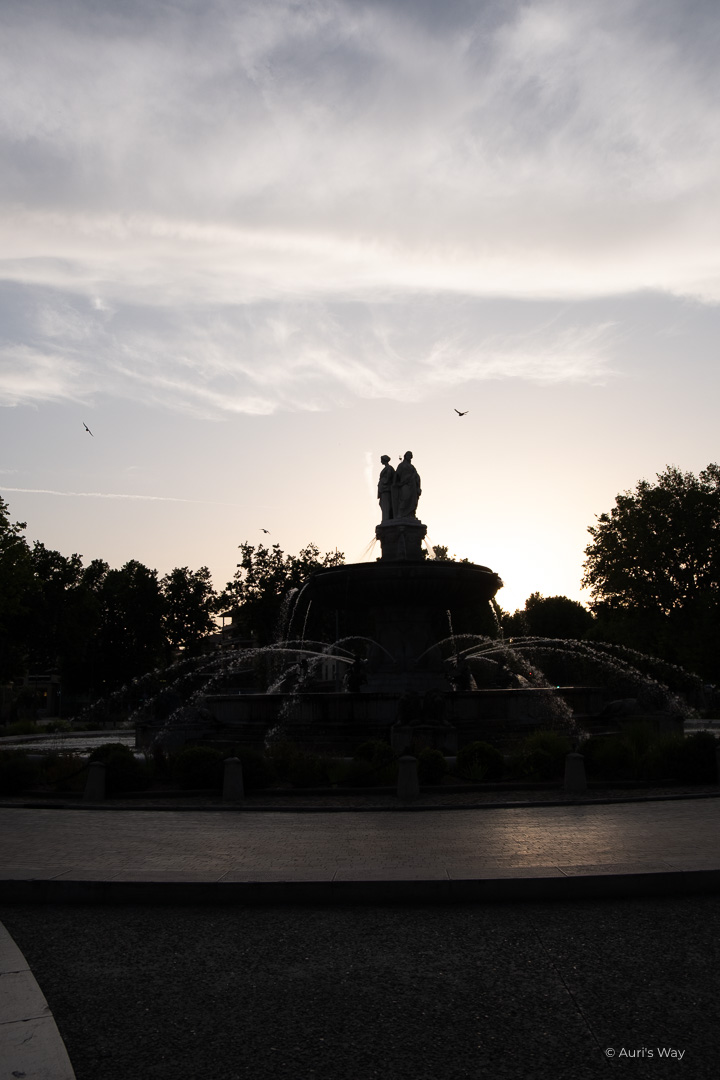 La silhouette de la Rotonde d'Aix-en-Provence se détachant au coucher du soleil.
