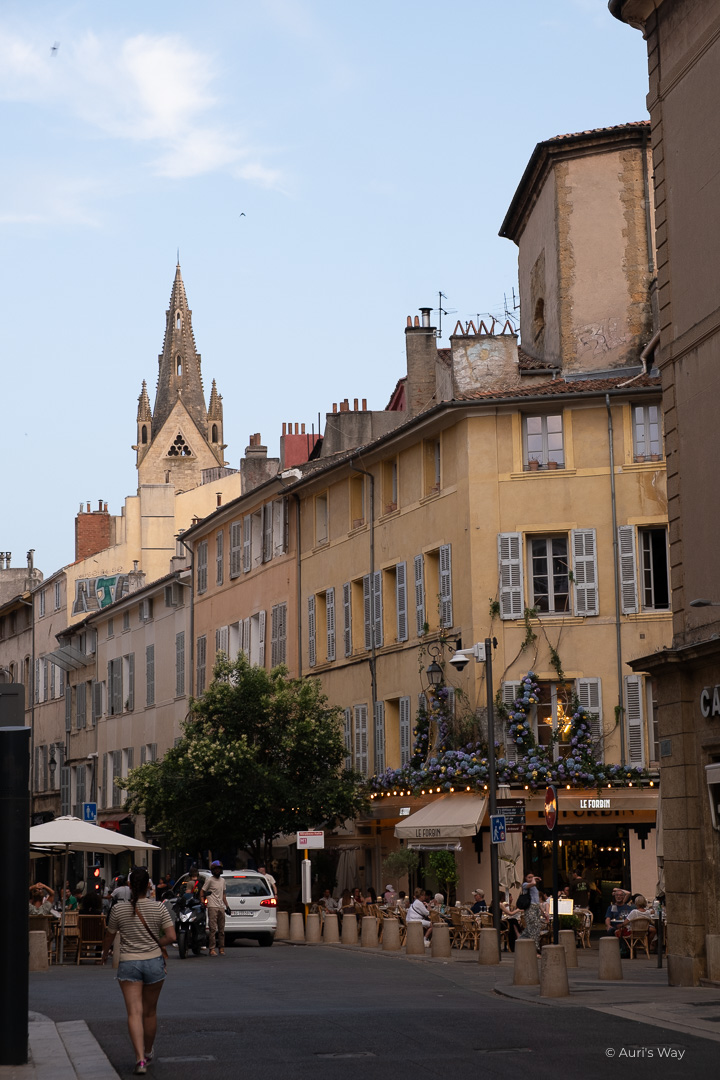 Terrasse de café animé au coin de la rue d'Italie et du Cours Mirabeau à Aix en Provence.