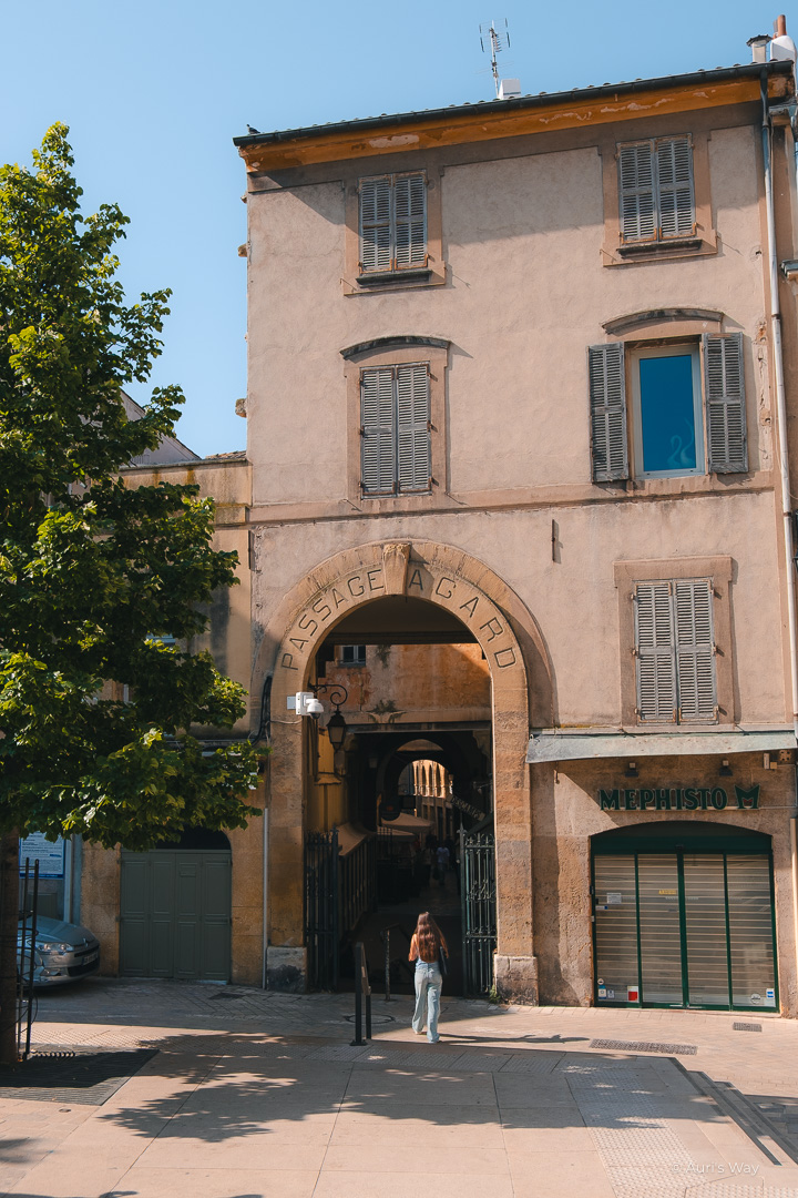 L'entrée du Passage Agard à Aix-en-Provence, côté palais de justice