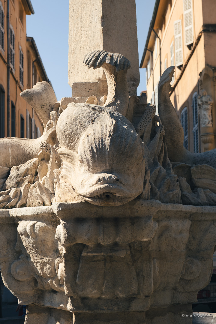 Gros plan de l'une des statues de la fontaine des Quatre Dauphins à Aix-en-Provence.
