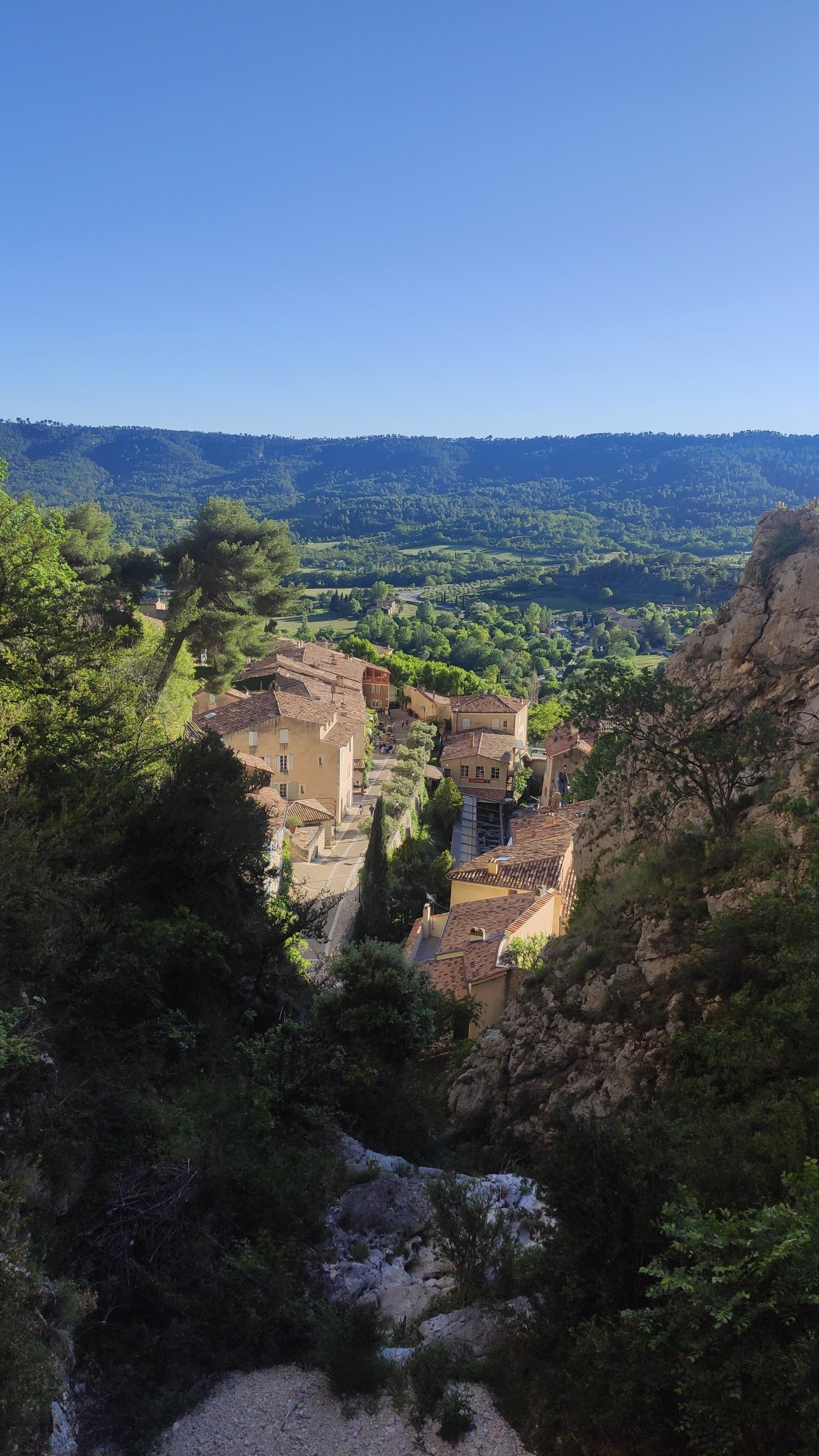 Village de Moustiers-Sainte-Marie en contrebas.