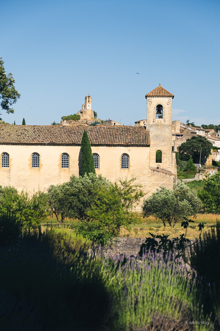 Vue sur le clocher et le village en arrière-plan depuis le château de Lourmarin.