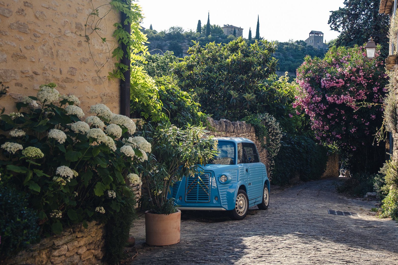 Voiture bleue dans un village provençal pittoresque