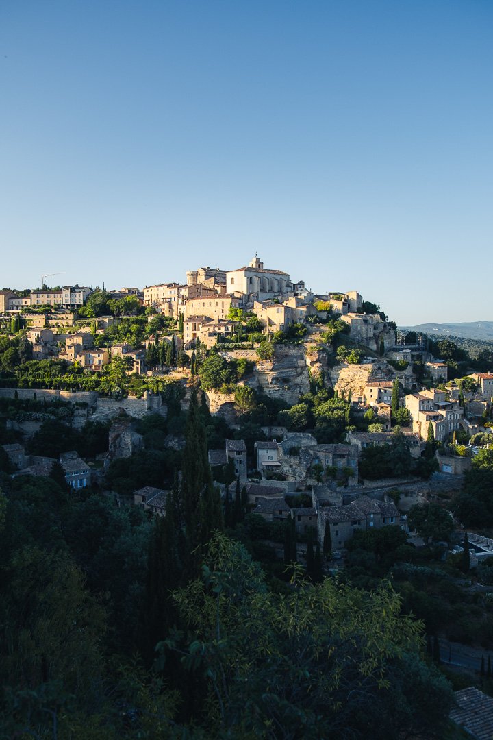 Point de vue sur Gordes, l'un des plus beaux villages provençaux, avec lumière de fin de journée.