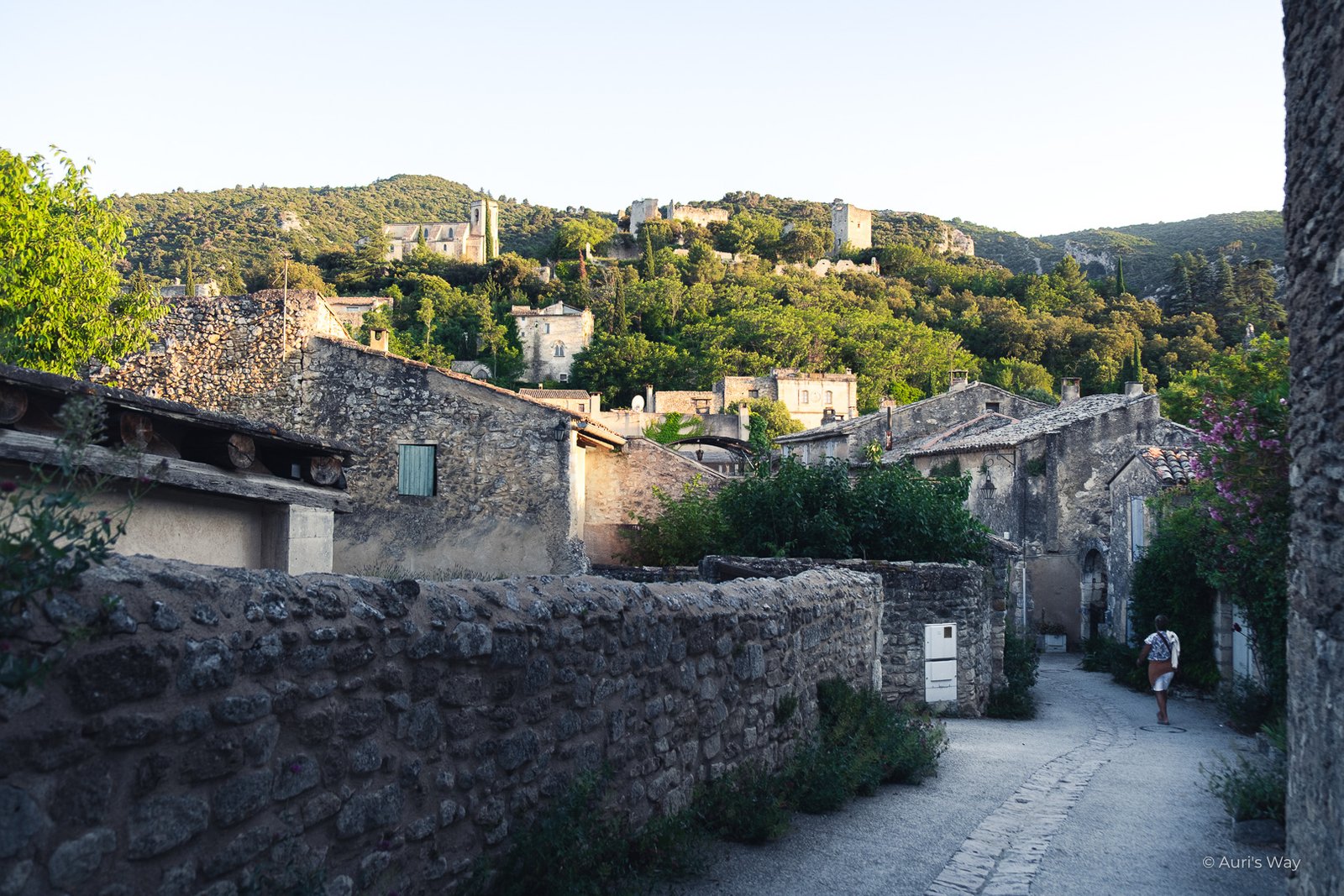 Village médiéval d'Oppède-le-Vieux au coucher du soleil