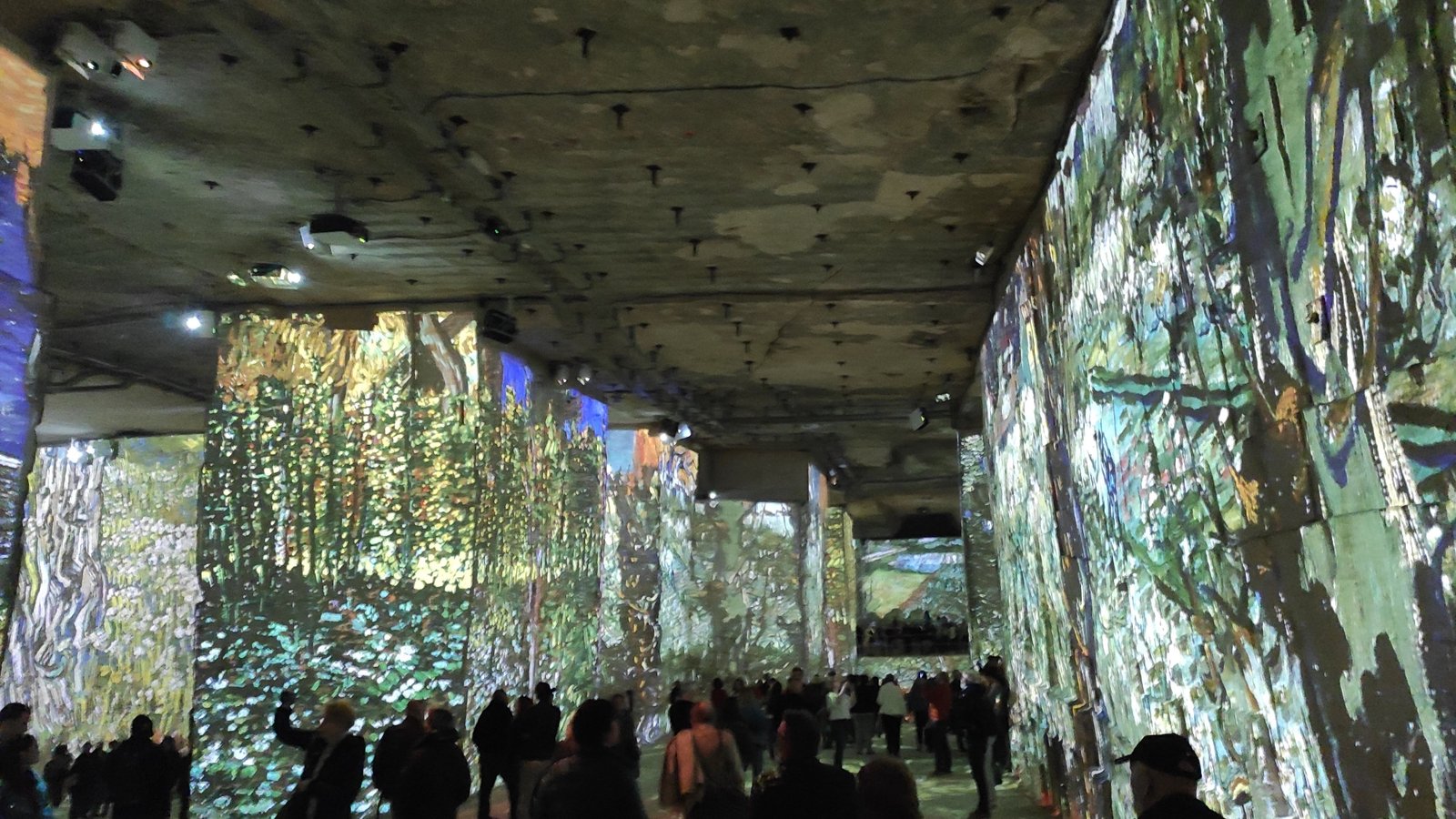 Projection murale aux Carrières des Lumières des Baux de Provence.