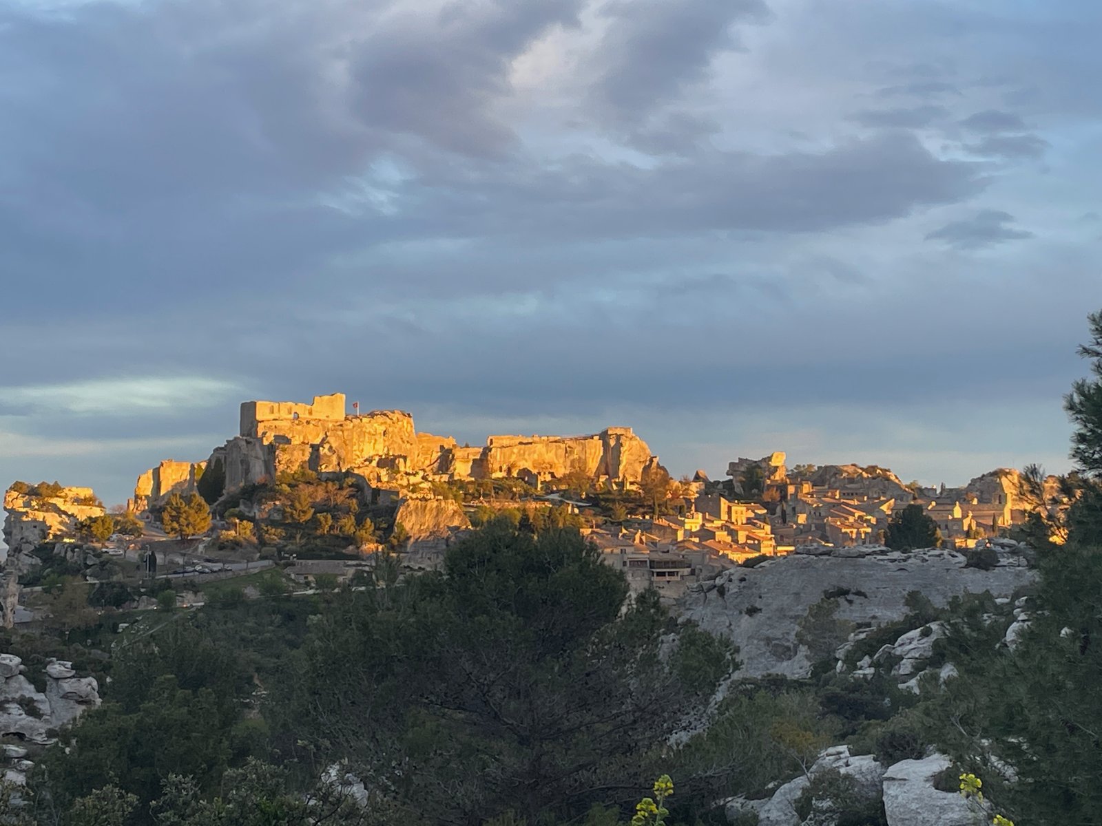 Panorama sur le village provençal des Baux de Provence au coucher du soleil.