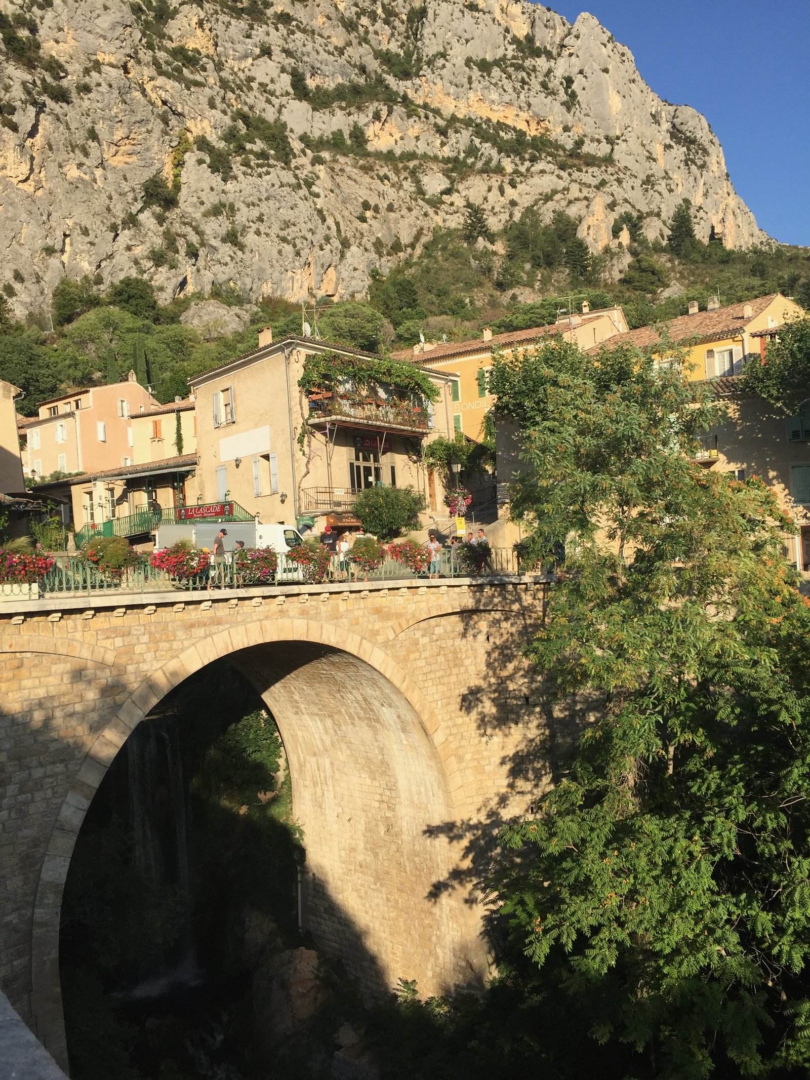 Pont enjambant la rivière à Moustiers-Sainte-Marie, un village provençal perché.