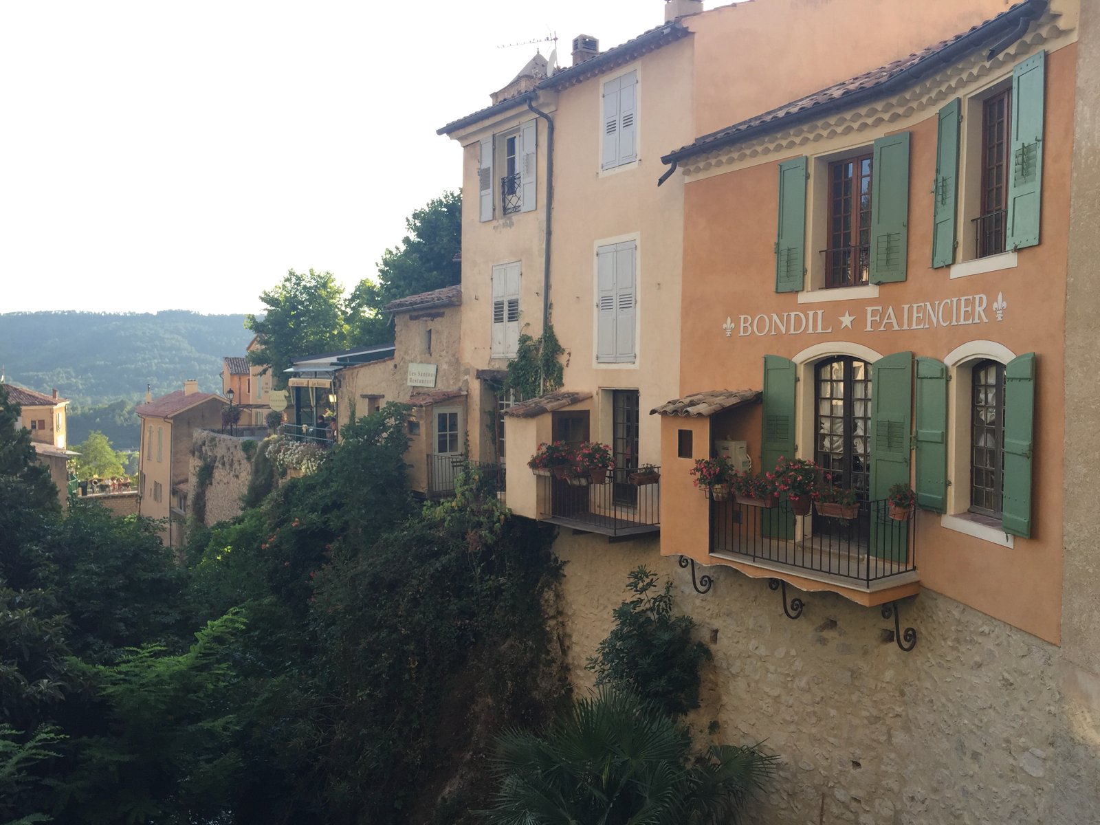 Maisons colorées surplombant la rivière à Moustiers-Sainte-Marie, l'un des plus beaux villages de Provence.